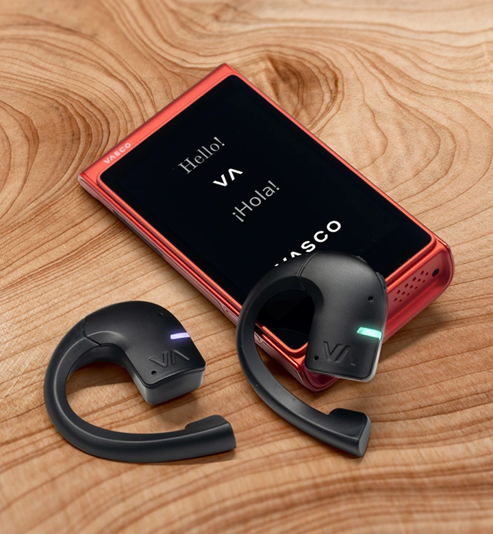 Homme cliquant sur les paramètres du casque de traduction dans l’appareil Vasco V4