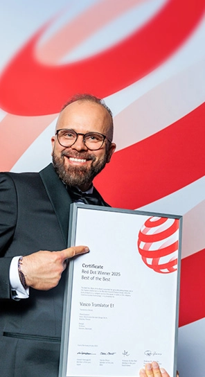 Le PDG de Vasco Electronics, tenant le prix Red Dot, présente les appareils primés.
