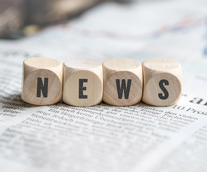 Des blocs portant le mot « NEWS » posés sur un journal.